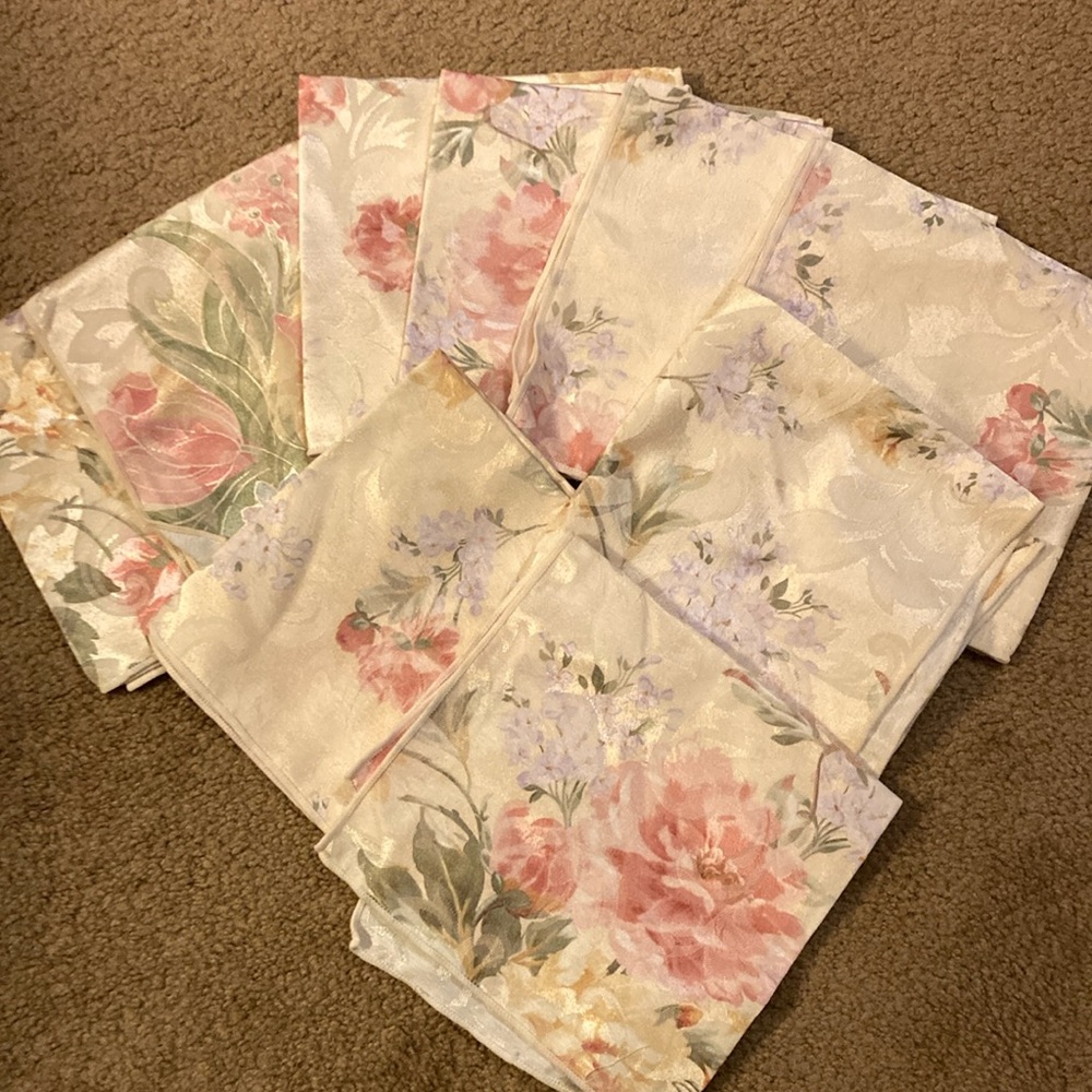 Set of 9 bardwil linens purchased new but never used. Orig $8 each. 17 x 17